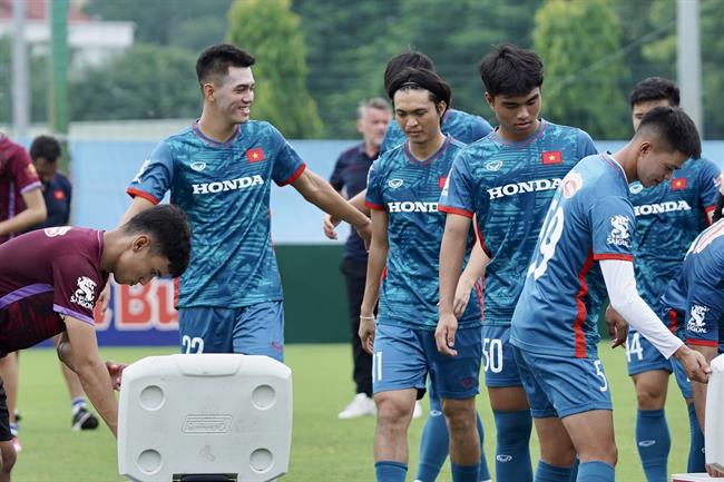 Tiến Linh kèm chặt Tuấn Anh trong buổi tập cùng U23 Việt Nam