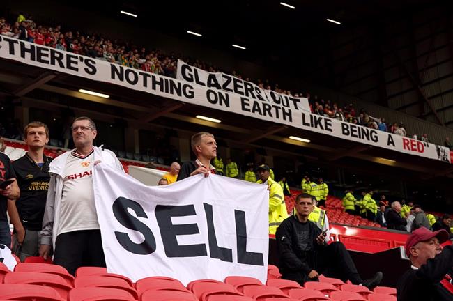 Fan MU biểu tình phản đối nhà Glazer sau trận thắng Forest 1