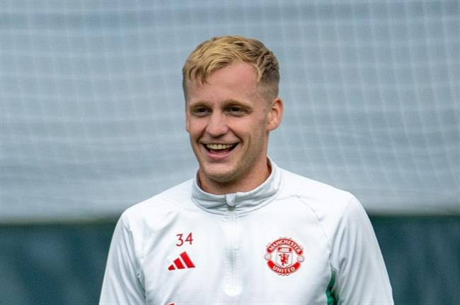 Donny van de Beek takes the whip MU