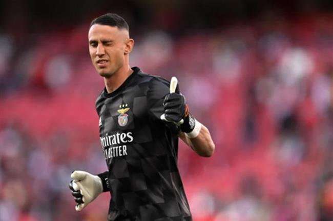 Vlachodimos cua Benfica toi Nottingham Forest