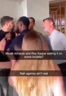 Micah Richards và Roy Keane xô xát với CĐV ngay giữa trận Arsenal vs MU 1 Micah Richards và Roy Keane xô xát với CĐV ngay giữa trận Arsenal vs MU 1