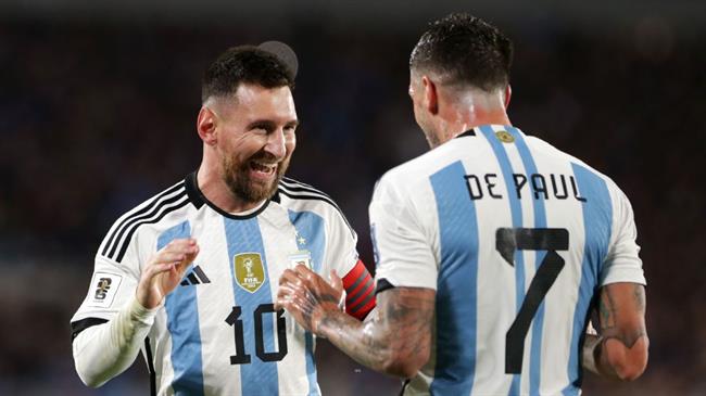 Lionel Messi tỏa sáng trong màu áo ĐT Argentina Lionel Messi toa sang trong mau ao dT Argentina