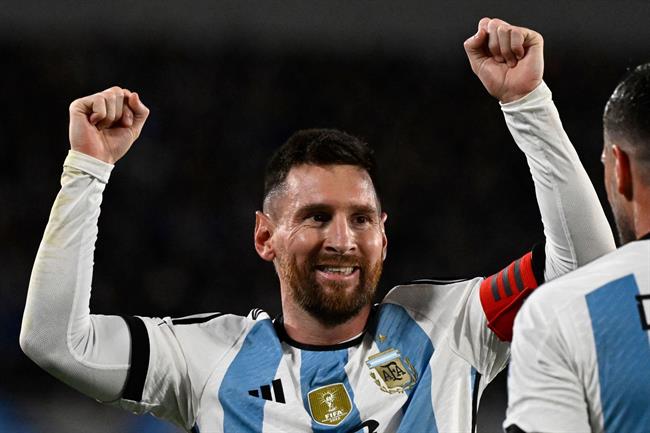 Messi sut phat thanh ban giup Argentina thang Ecuador