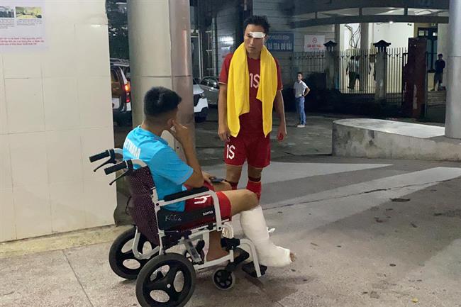 Việt Hưng chấn thương khâu 20 mũi, Duy Mạnh có hành động đẹp