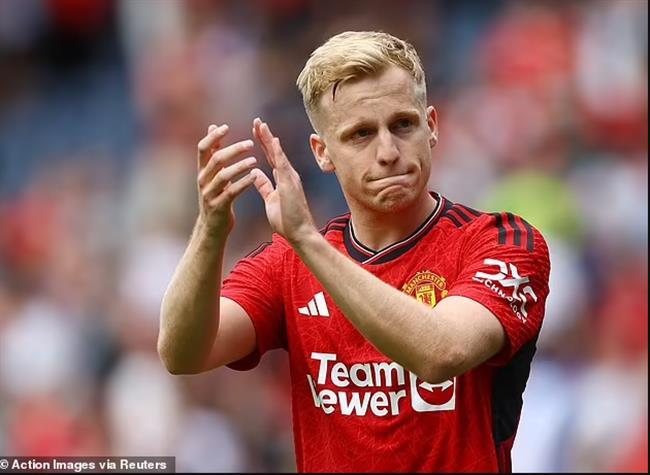 Donny van de Beek choi khong tot trong mau ao MU