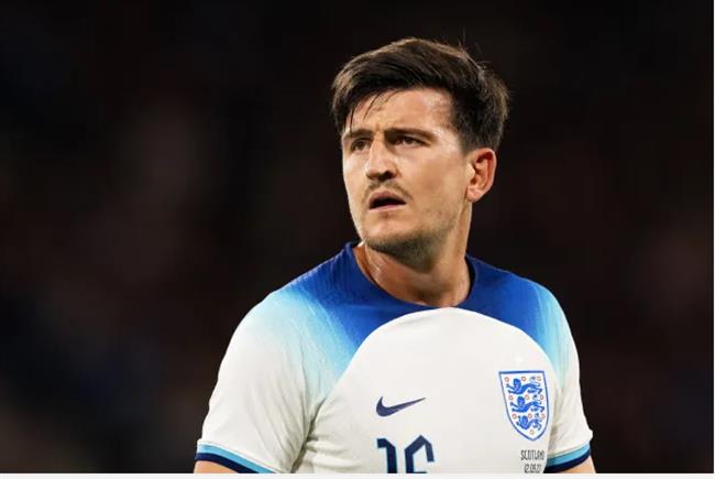 Aaron Ramsdale bảo vệ Harry Maguire Aaron Ramsdale bao ve Harry Maguire