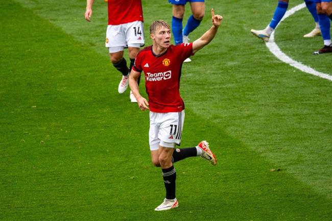 Tân binh Rasmus Hojlund bị VAR từ chối bàn thắng đầu tiên cho MU