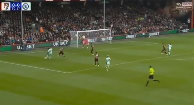 Cạn lời với cú dứt điểm siêu thảm họa của Nicolas Jackson