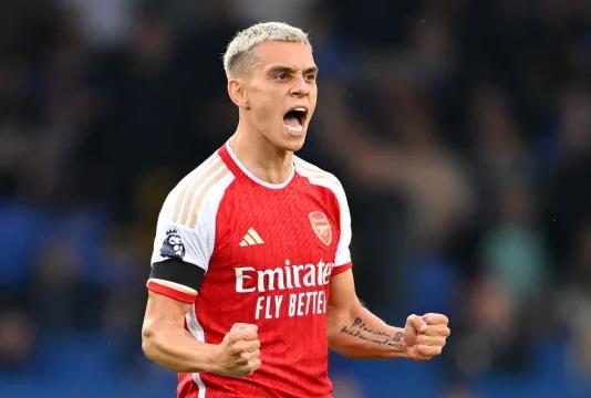 Leandro Trossard ghi ban giup Arsenal ha Everton 1-0