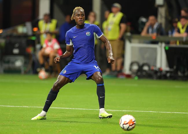 Axel Disasi trong màu áo Chelsea Axel Disasi trong mau ao Chelsea