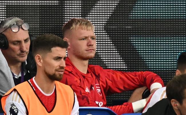 Odegaard động viên Ramsdale sau khi mất suất bắt chính 