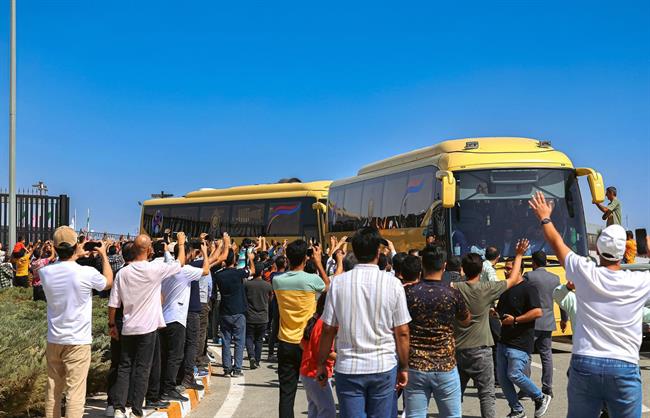Fan cuồng vây kín xe bus chở Ronaldo và đồng đội tại Iran 2 Fan cuồng vây kín xe bus chở Ronaldo và đồng đội tại Iran 2