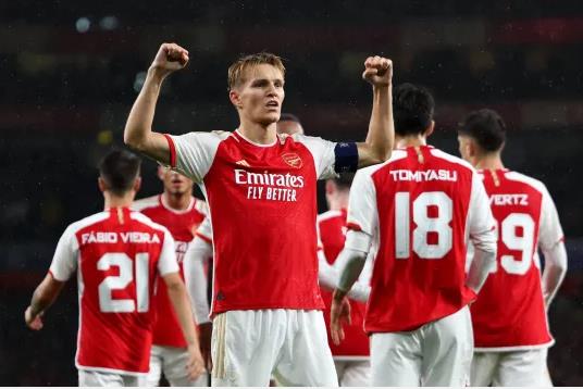 Arsenal vua danh bai PSV 4-0