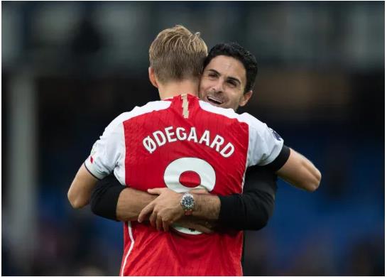 Martin Odegaard được so sánh với huyền thoại Dennis Bergkamp