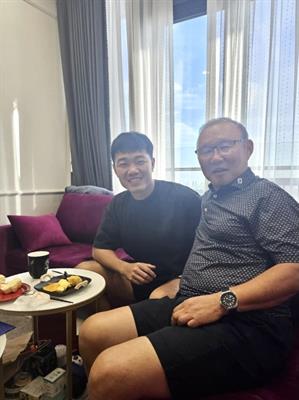 Thầy Park thích thú khi được Xuân Trường tặng bánh Trung thu 1