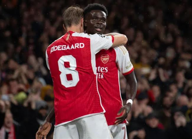 Bukayo Saka noi ve hop dong moi cua Martin Odegaard voi Arsenal