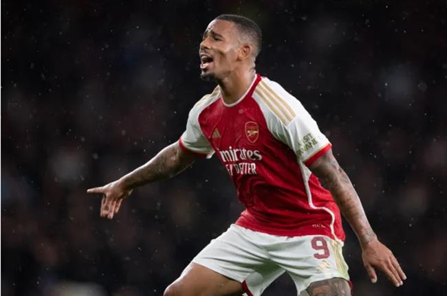 Gabriel Jesus phải đá chính trước Tottenham