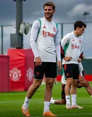 Mason Mount trở lại tập luyện cùng MU sau chấn thương 2 Mason Mount trở lại tập luyện cùng MU sau chấn thương 2