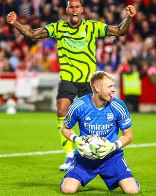 Phản ứng của Ramsdale trong ngày lấy lại suất bắt chính từ David Raya 2