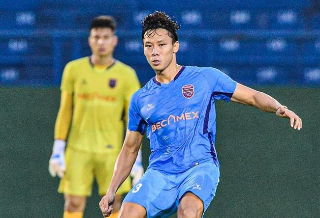 Văn Toàn chế giễu Quế Ngọc Hải sau bàn phản lưới Bình Dương