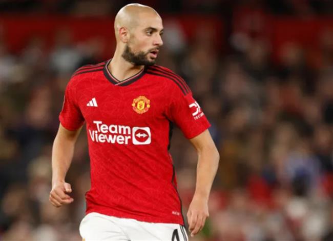 Peter Schmeichel chi trich Sofyan Amrabat