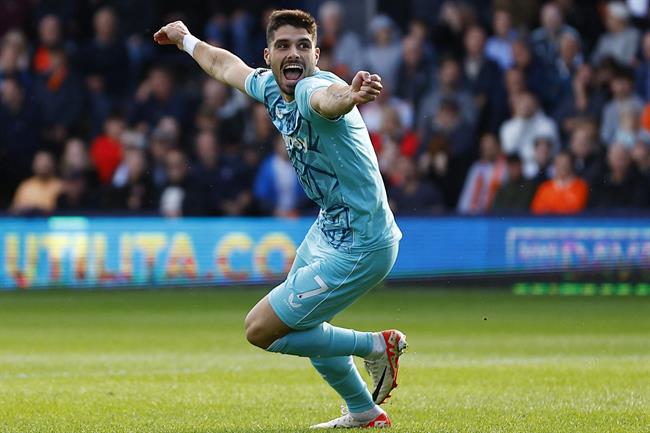 Liverpool quan tam Pedro Neto 