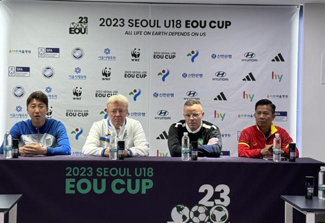 HLV Hoang Anh Tuan trong buoi hop bao truoc them giai giao huu U18 Seoul EOU Cup 202