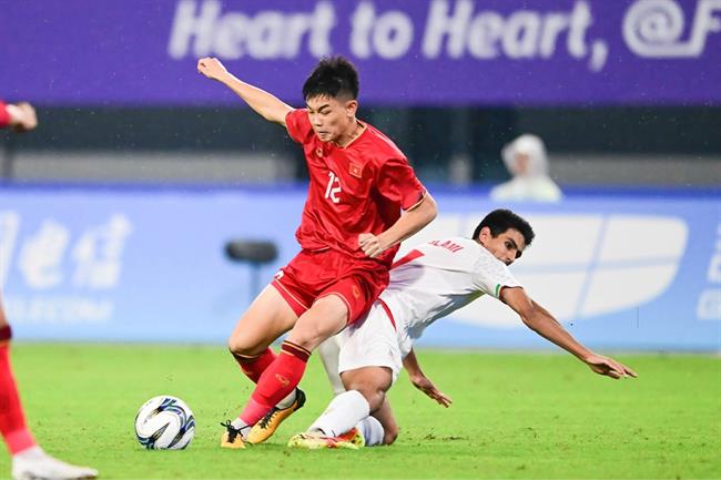 dinh Bac (so 12) duoc coi la tuong lai cua doi tuyen Viet Nam. (anh: SOPA Images/Getty)