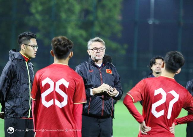 HLV Troussier loại thêm 3 cái tên trước ngày lên đường sang Philippines