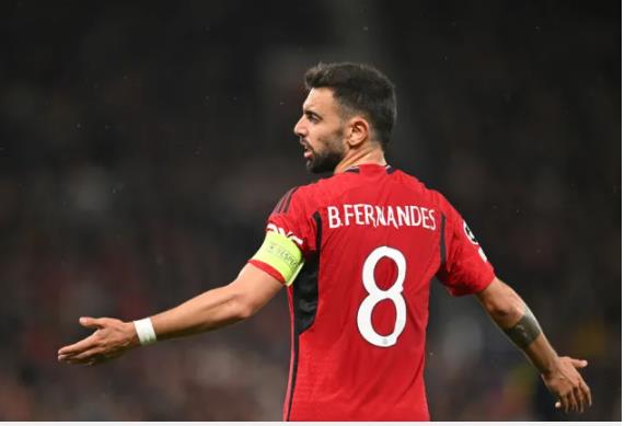 Bacary Sagna bao ve Bruno Fernandes