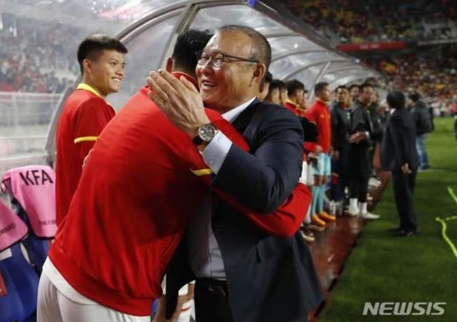 HLV Park Hang Seo tay bắt, mặt mừng khi gặp lại đội tuyển Việt Nam