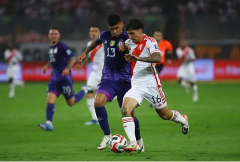 Cristian Romero dính chấn thương trong trận đấu với Peru Cristian Romero dinh chan thuong trong tran dau voi Peru