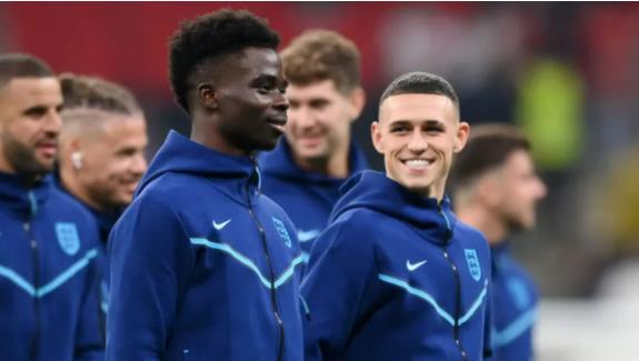 Phil Foden gui loi canh bao den Bukayo Saka