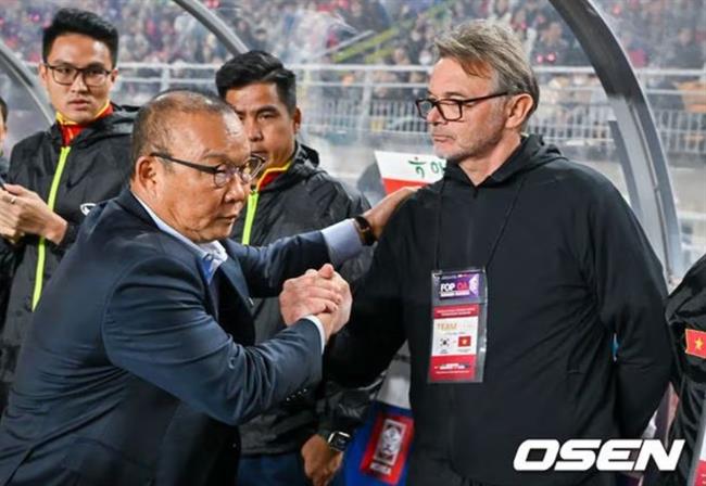 HLV Troussier chịu áp lực lớn vì thành tích của HLV Park Hang Seo