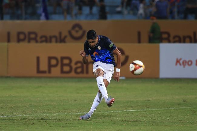 Artur De Melo mở tỉ số cho Bình Định Artur De Melo mo ti so cho Binh dinh