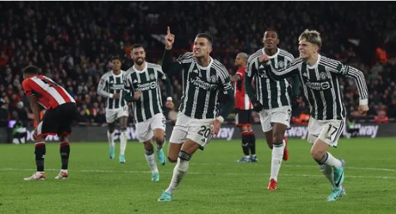 Diogo Dalot dành tặng bàn thắng cho Sir Bobby Charlton Diogo Dalot danh tang ban thang cho Sir Bobby Charlton