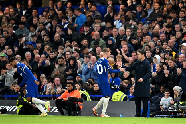 Sao trẻ Chelsea xin lỗi vì ném chai nước vào HLV Pochettino