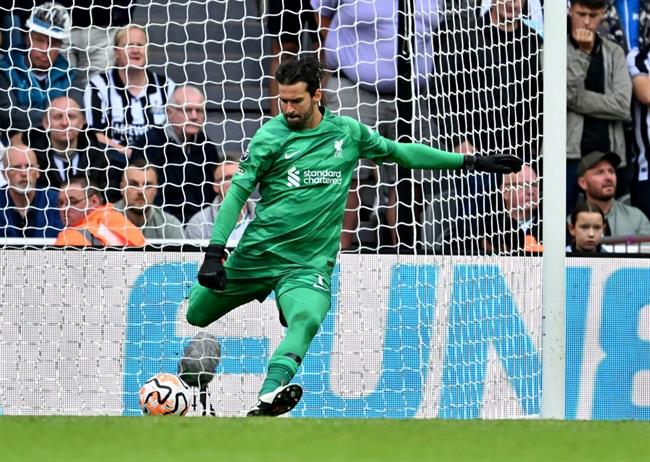 Thủ môn Alisson khẳng định không rời Liverpool tới Saudi Arabia 1