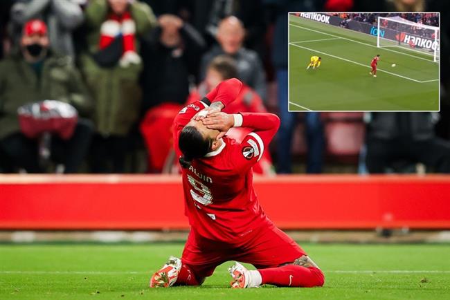 Cận cảnh pha bỏ lỡ không thể tin được của Darwin Nunez