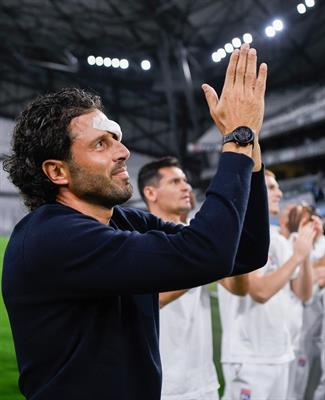 CĐV Marseille tấn công xe bus, ném đá chảy máu HLV Lyon 1 CĐV Marseille tấn công xe bus, ném đá chảy máu HLV Lyon 1