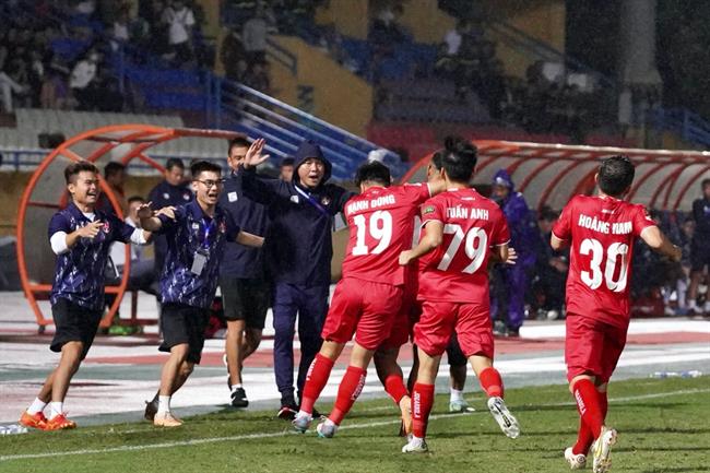 Thầy trò HLV Chu Đình Nghiêm vinh dự nhận giải thưởng V-League tháng 4/2024