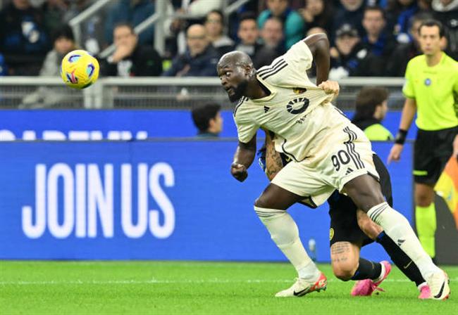 Lukaku mờ nhạt trước đội bóng cũ, Roma thất trận