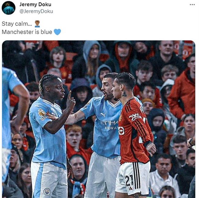 Jeremy Doku cà khịa Antony sau pha va chạm ở derby Manchester 2