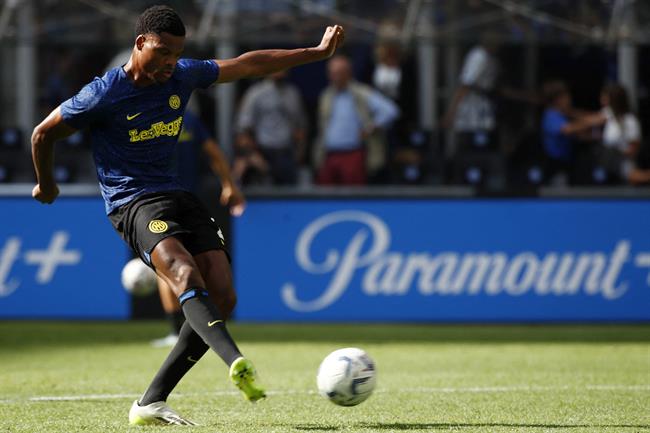 MU rat muon co chu ky cua  Denzel Dumfries