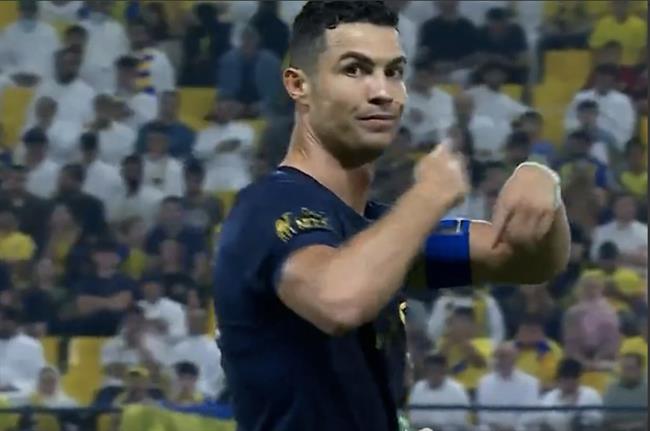Ronaldo ra dấu đòi thay trọng tài Ronaldo ra dau doi thay trong tai