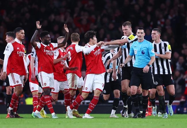 Newcastle va Arsenal vong 11 Ngoai hang Anh 2023/24
