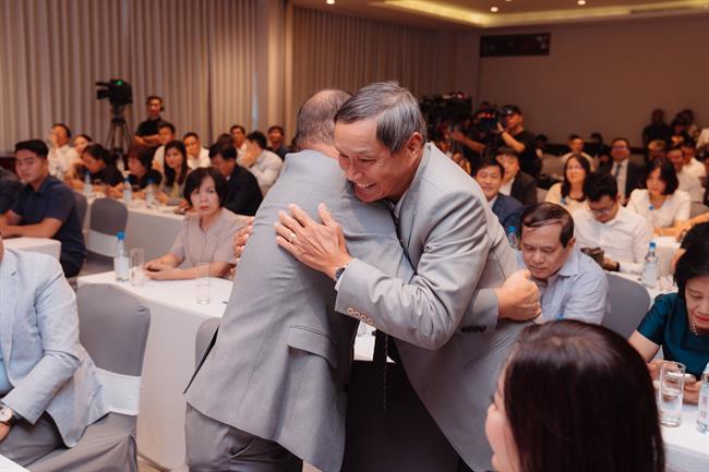 Hình ảnh thân tình của HLV Park và HLV Mai Đức Chung. Ảnh: FBNV Hinh anh than tinh cua HLV Park va HLV Mai duc Chung. anh: FBNV