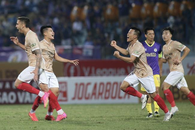 Ngoài binh CAHN trừng phạt CLB Hà Nội sau sai lầm của Thành Chung