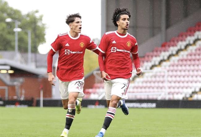 Iqbal tung khoac ao Man United