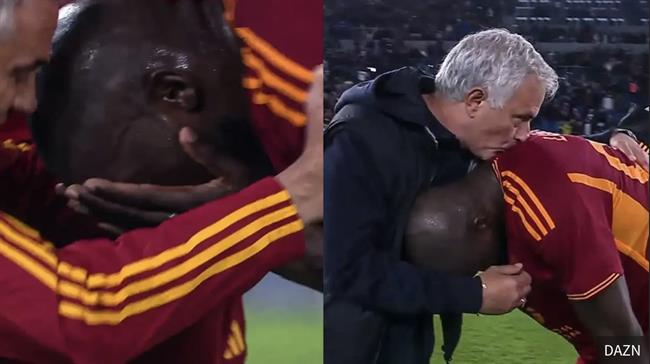 Lukaku khoc nuc no trong vong tay Mourinho